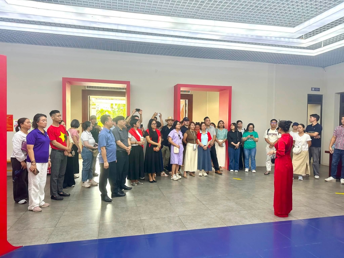 HDV Ngọc Anh thuyết minh cho Đoàn famtrip khảo sát du lịch Hà Nội- Tuyên Quang<br>
(từ 15-17/07/2026). 