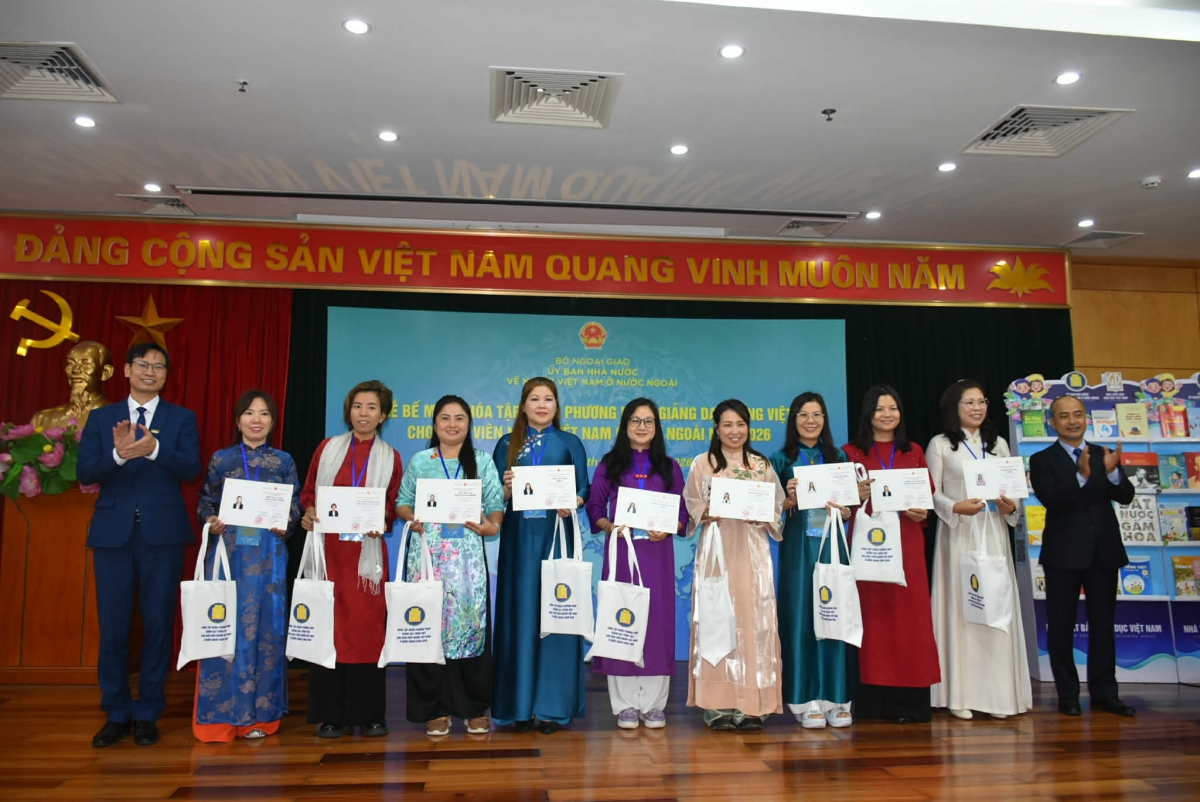 Các học viên nhận chứng nhận tốt nghiệp và quà tặng của Ban tổ chức