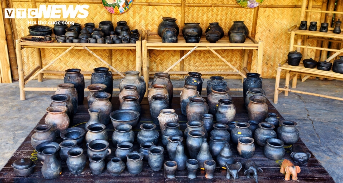 Lặng lẽ dưới chân đại ngàn Chư Yang Sin, vẫn còn một số ít “thánh địa” cuối cùng của dòng gốm đen cổ M’Nông, nơi đất sét được đánh thức bởi đôi tay, không cần bàn xoay. Tiếng giã đất vẫn vang lên đều đặn tại các làng gốm cổ được ví như một bảo tàng sống, nơi lưu giữ những bí thuật của quá khứ.