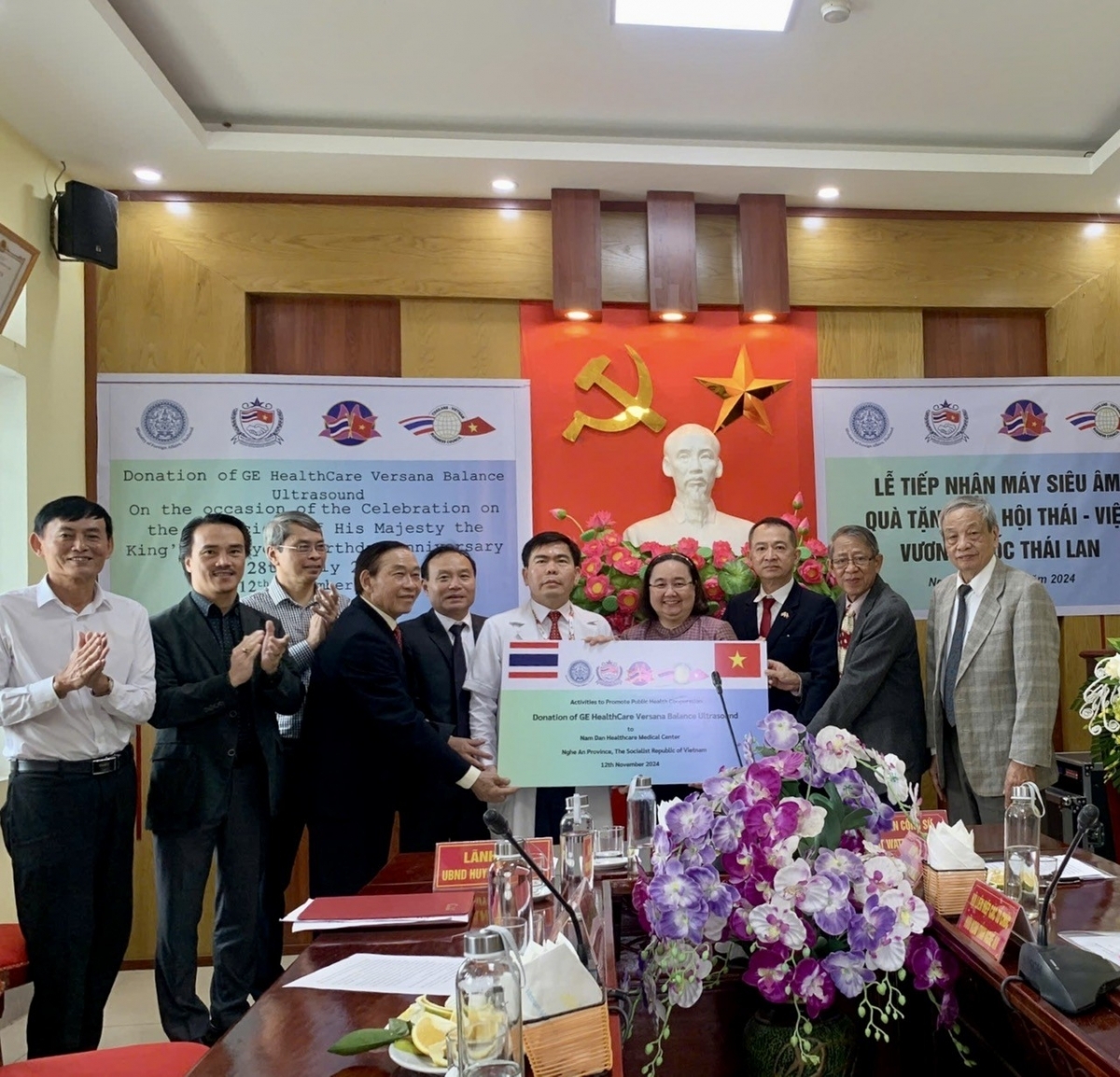 Perwakilan dari Asosiasi Persahabatan Vietnam-Thailand, Asosiasi Persahabatan Thailand-Vietnam, dan Kedutaan Besar Thailand di Vietnam menyerahkan mesin USG kepada Pusat Kesehatan Distrik Nam Dan. Foto: Asosiasi Persahabatan Vietnam-Thailand