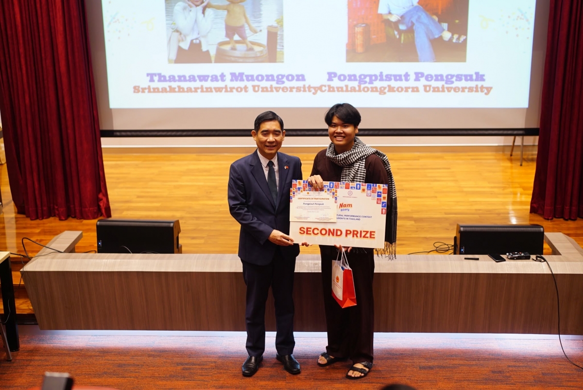 Duta Besar Vietnam untuk Thailand, Pham Viet Hung, menyerahkan penghargaan kepada  Tuan Phong. Foto: Kedubes Vietnam di Thailand