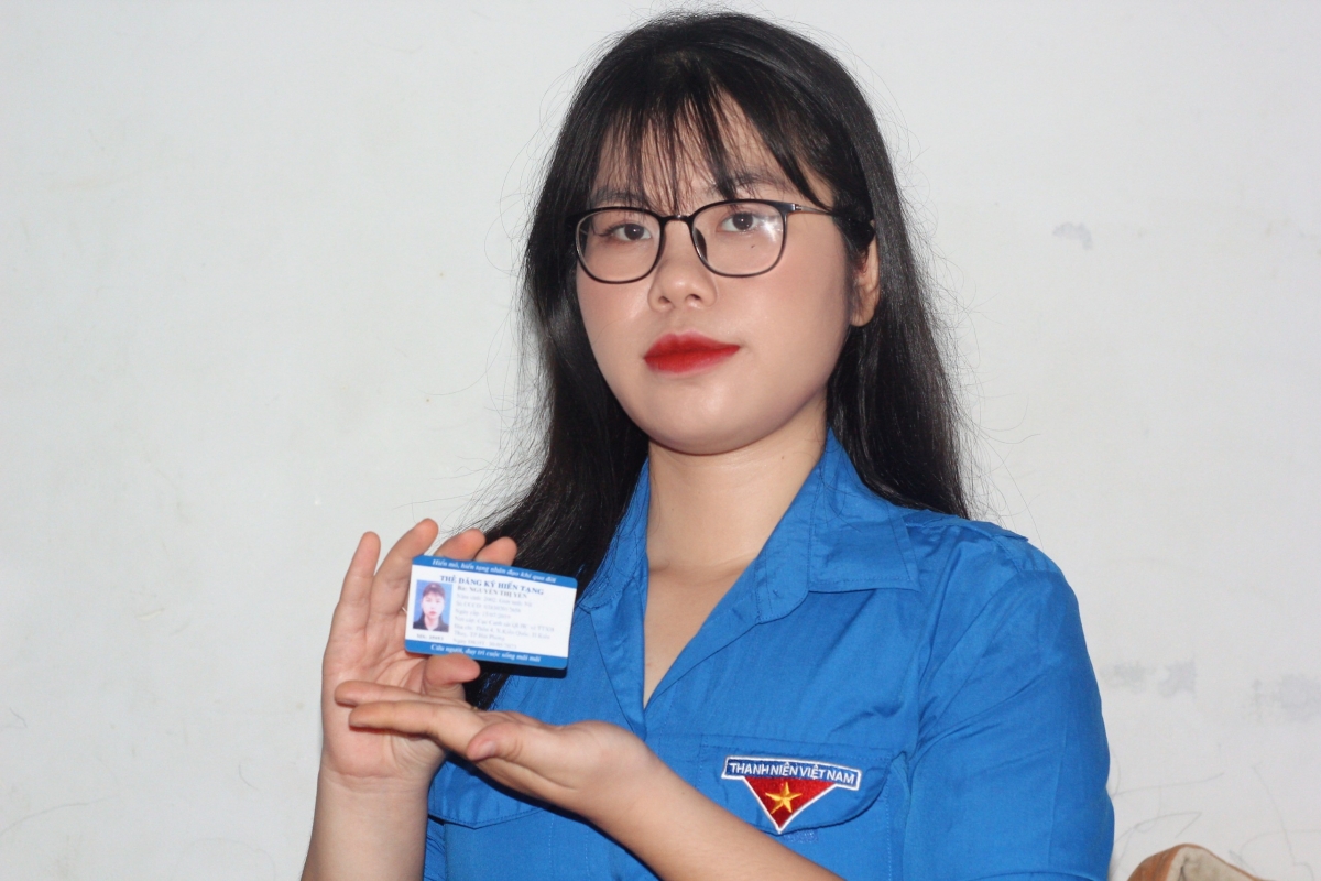 Una joven vietnamita mostrando una tarjeta que la inscribe como donante de órganos tras su fallecimiento. Foto: thanhnien.vn