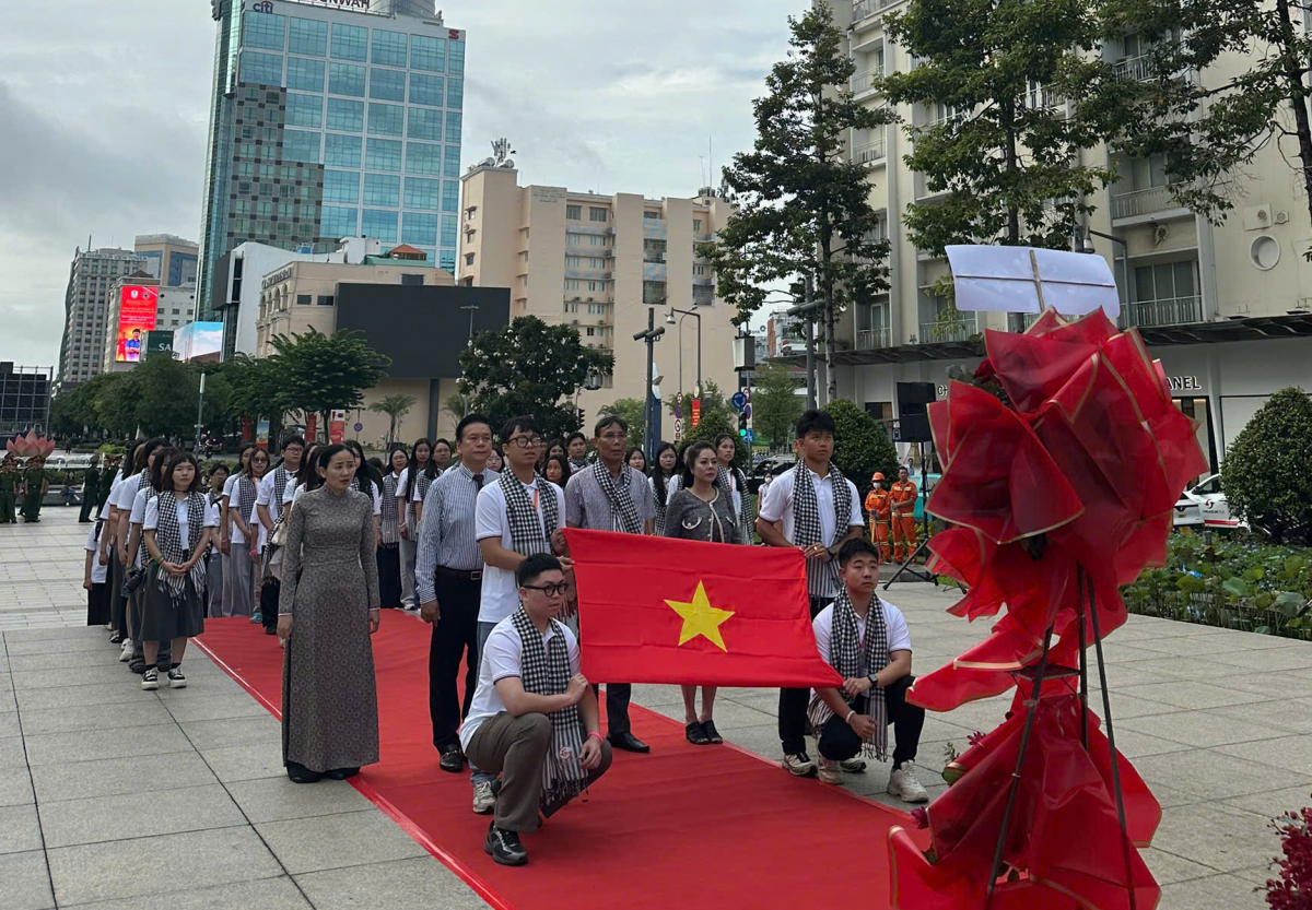 Đoàn Trại hè Thanh thiếu niên Kiều bào và Tuổi trẻ Thành phố lần thứ 19 dâng hoa tại Tượng đài Chủ tịch Hồ Chí Minh trên Phố đi bộ Nguyễn Huệ. Ảnh: Ban Tổ chức.