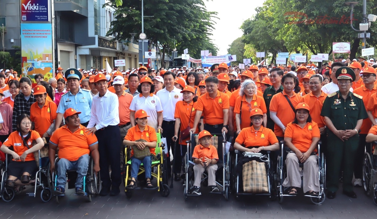 Nhiều nguyên lãnh đạo Đảng, Nhà nước và chính quyền TP Hồ Chí Minh tham gia chương trình đi bộ đồng hành vì nạn nhân da cam/dioxin. Ảnh: T.Luân/daidoanket.vn