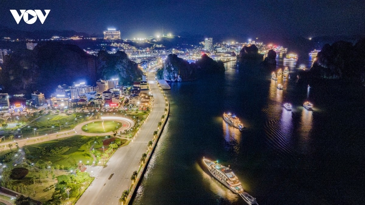 Nổi tiếng với kỳ quan thiên nhiên vịnh Hạ Long, Quảng Ninh là điểm đến quen thuộc trong dịp hè. Các du thuyền sẽ đưa du khách qua hàng ngàn núi đá vôi hùng vĩ, khám phá những hang động đã tạo nên danh tiếng của vùng vịnh.