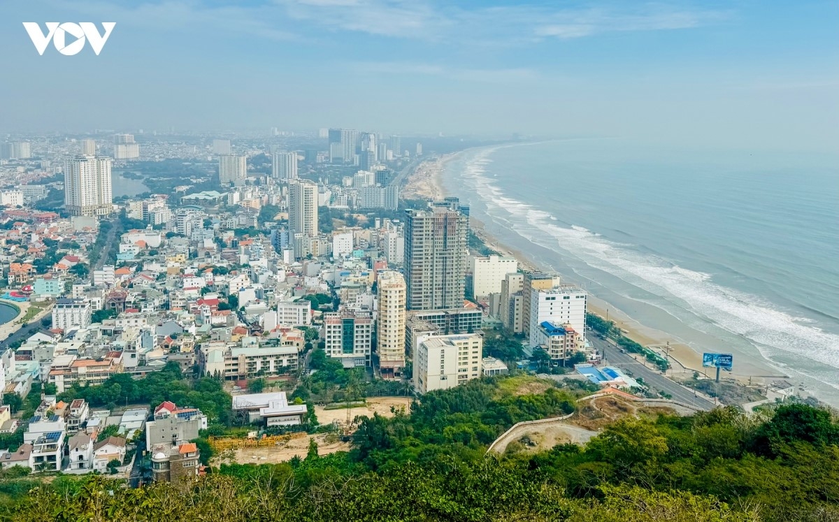 Tại TP. Hồ Chí Minh, Vũng Tàu là điểm đến lý tưởng cho kỳ nghỉ ngắn ngày. Từ những cung đường ven biển trải dài, vách đá lộng gió, khung cảnh hùng vĩ từ trên đỉnh núi và cả những khu chợ đêm hải sản nhộn nhịp, Vũng Tàu mang đến những trải nghiệm thư giãn trọn vẹn cho kỳ nghỉ.