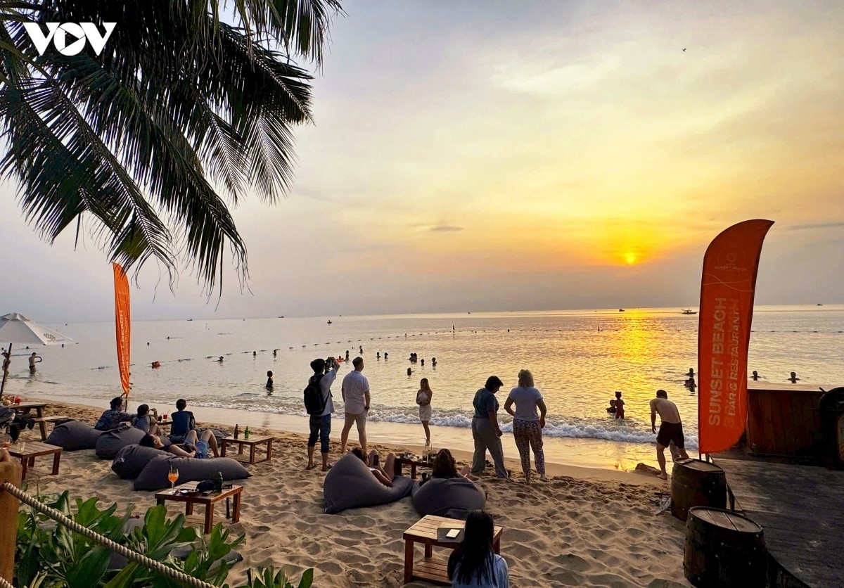 Tại tỉnh An Giang, Phú Quốc là điểm đến được nhiều du khách yêu thích. Những bãi biển dài với bờ cát trắng mịn, cùng khung cảnh hoàng hôn tuyệt đẹp cũng góp phần tăng thêm sức hút của Phú Quốc trong mùa hè.
