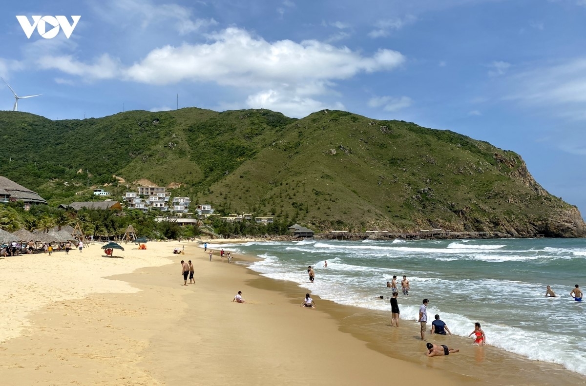 Tại duyên hải Nam Trung Bộ, Quy Nhơn chinh phục du khách yêu mùa hè bởi những cung đường biển ôm trọn vách đá hùng vĩ, các eo biển xanh trong và những ngôi làng bình yên, tách khỏi sự xô bồ và đông đúc của phố thị.