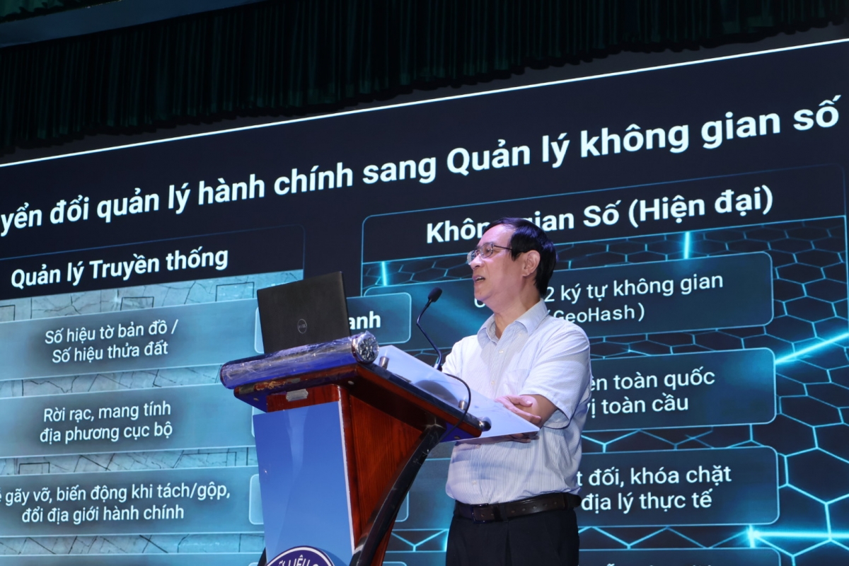 Database expert Dinh Hong Phong speaks at seminar “Location Data Management – International Experience and Lessons for Vietnam”. (Photo: NDA)