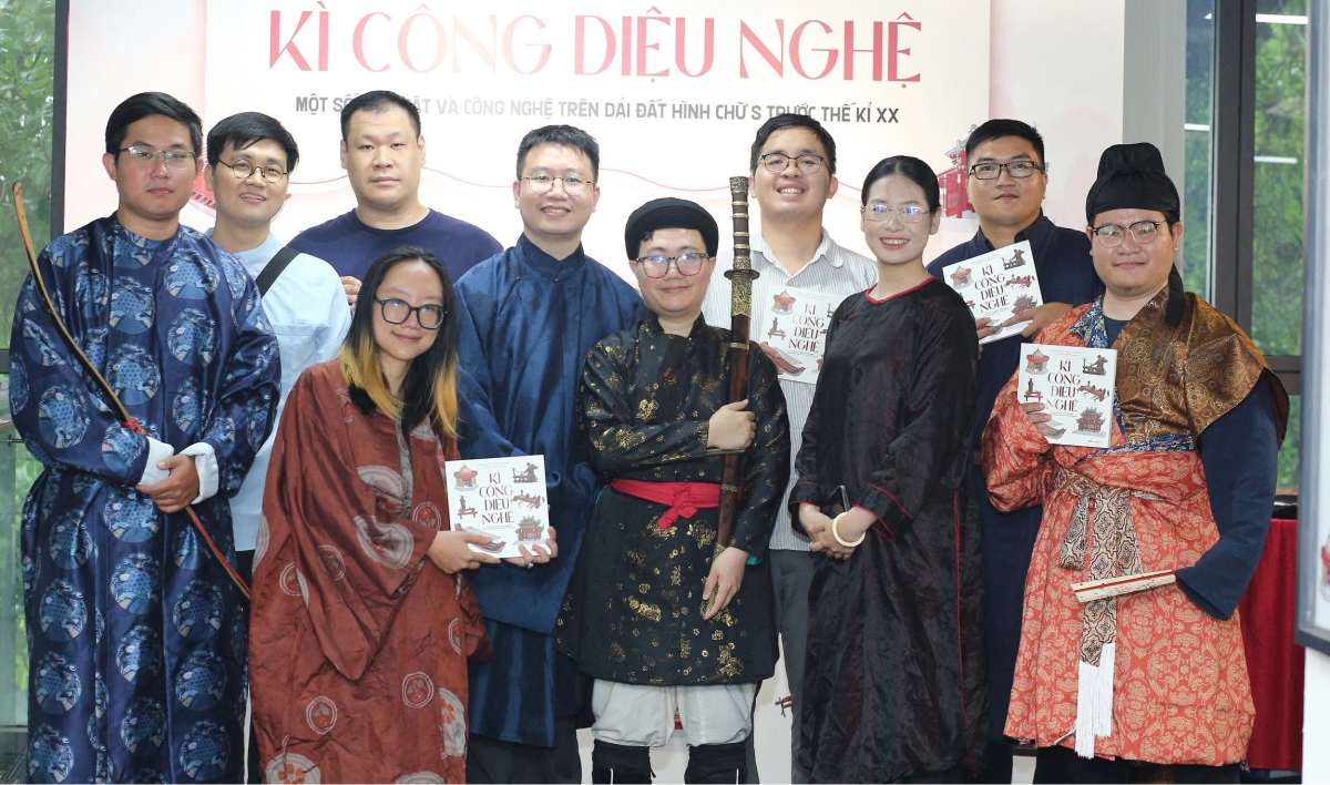 Nhà nghiên cứu Đông Nguyễn (thắt lưng đỏ) và họa sĩ Cao Việt Nguyễn (áo ngũ thân xanh) trong một buổi ra mắt sách của hai tác giả tại NXB Kim Đồng, Hà Nội.