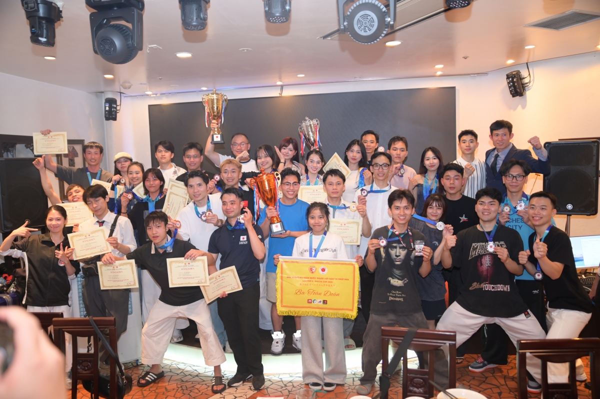 Ban tổ chức trao Cup, huy chương và bằng khen cho các vận động viên