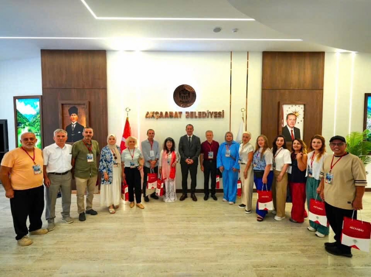 Các nghệ sĩ tham gia sự kiện International Akçaabat Painting Workshop.