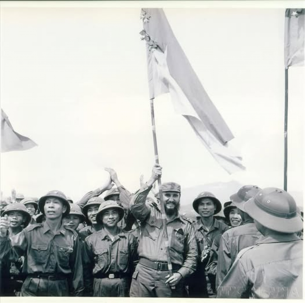 El Comandante en Jefe Fidel Castro enarbolando la bandera del Frente de Liberación Nacional de Vietnam del Sur en la recién liberada zona de Quang Tri, en 1973, en su histórica y primera visita de las tres que realizó a Vietnam. Foto de archivo: VNA