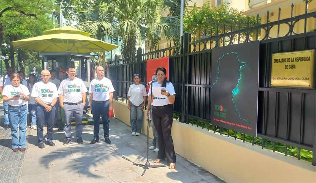 La primera secretaria de la Embajada de Cuba, Claudia Fonseca, destaca el significado de la exposición fotográfica “100 años con Fidel”. Foto: Prensa Latina
