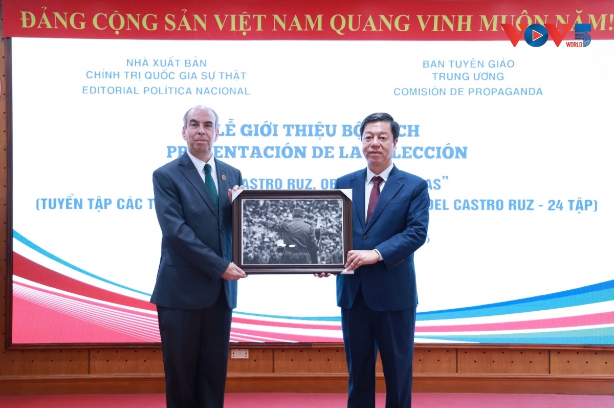 El embajador de Cuba en Vietnam, Rogelio Polanco Fuentes (i.), y el director general y editor jefe de la Editorial Política Nacional “La Verdad”, Vu Trong Lam, en la presentación de la colección “Fidel Castro Ruz, Obras Escogidas”. Foto: VOV5