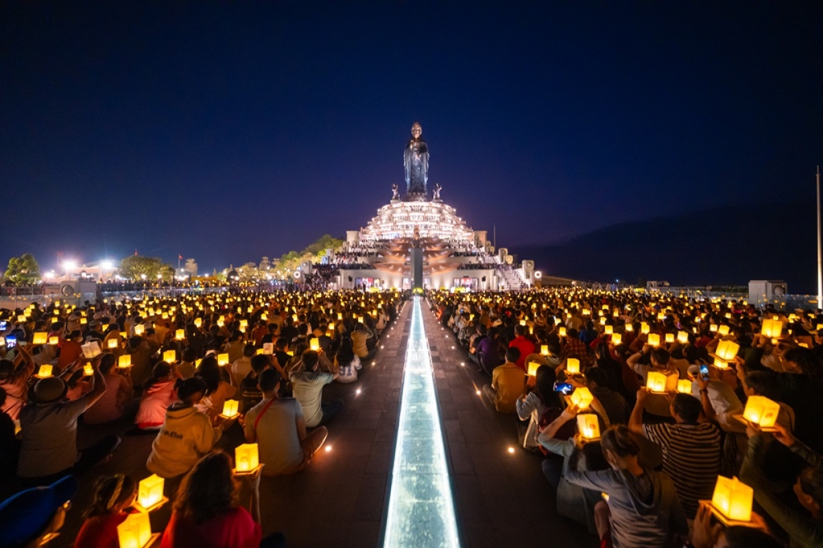 The candlelight prayer ceremony for world peace will take place at the peak of Ba Den Mountain in Tay Ninh (Photo: Sun World Ba Den Mountain)