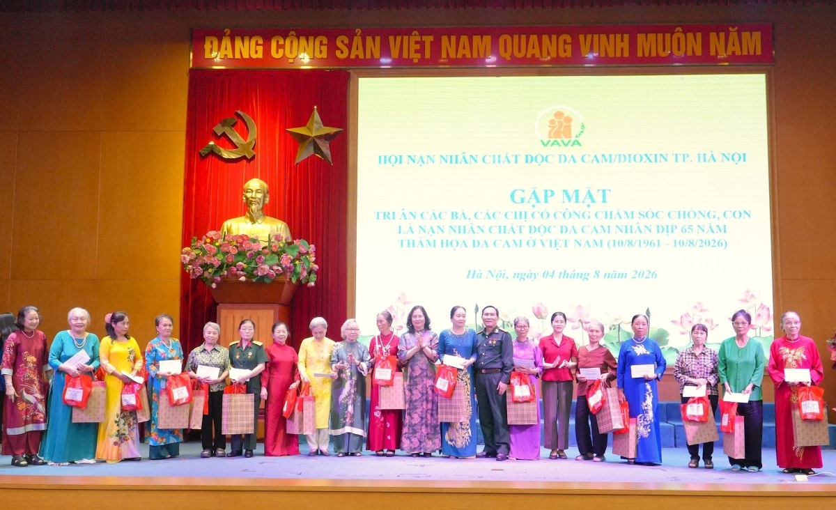 Chương trình gặp mặt, tri ân những người vợ, người mẹ nhiều năm âm thầm chăm sóc chồng, con là nạn nhân chất độc da cam/dioxin tổ chức tại Hà Nội. Ảnh: phunuvietnam.vn