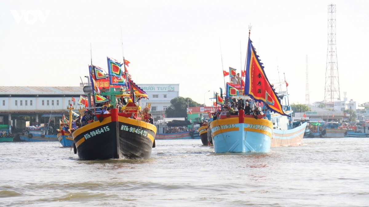 Đoàn tàu, ghe lễ rực rỡ cờ hội tham gia Lễ rước Lệnh Ông Sanh trên sông Cà Ty, phường Phan Thiết.