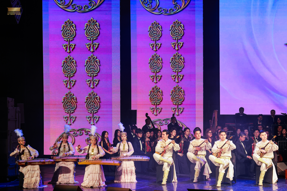 Ein Auftritt der kasachischen Künstler. (Foto: hoguomopera.com)