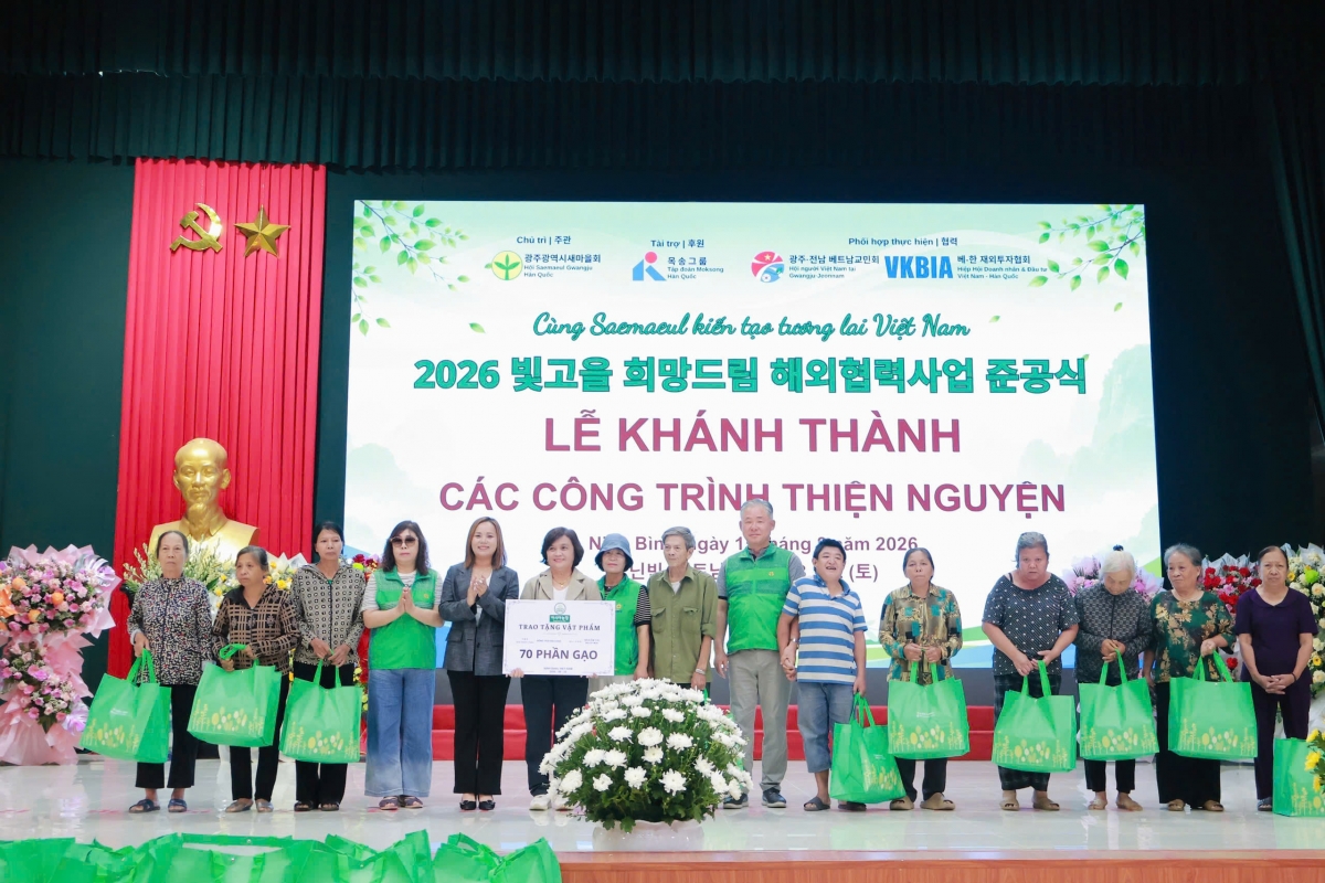 Hàng chục phần quà được trao tặng cho các hộ gia đình có hoàn cảnh khó khăn, người dân thuộc diện cần hỗ trợ và người khuyết tật trên địa bàn xã Cổ Lễ