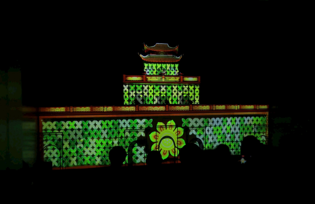 A 3D mapping performance inspired by the defining milestones of the Ly Dynasty, which founded the capital of Thang Long. (Photo: Hanoimoi)