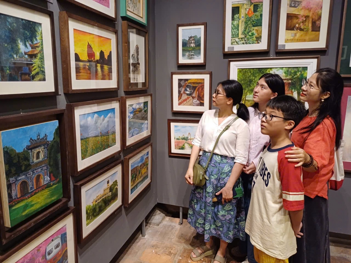 Visitors viewing the exhibition. (Photo: Ngoc Anh/VOV5)