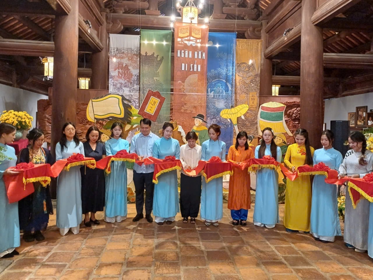 Ribbon-cutting ceremony to open the exhibition. (Photo: Ngoc Anh/VOV5)