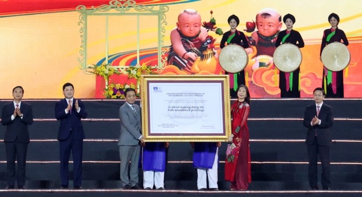 The UNESCO certificate for the Dong Ho woodblock printing heritage is handed over to a representative of the Ministry of Culture, Sports, and Tourism, March 27, 2026. (Source: Bac Ninh newspaper)