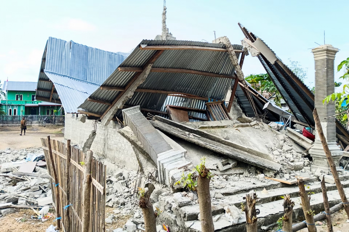  A person walks near a heavily-damaged house after an earthquake felt in Nanga Mbaur village, East Manggarai, East Nusa Tenggara province, Indonesia, August 16, 2026. (REUTERS/Gabrin Anggur)