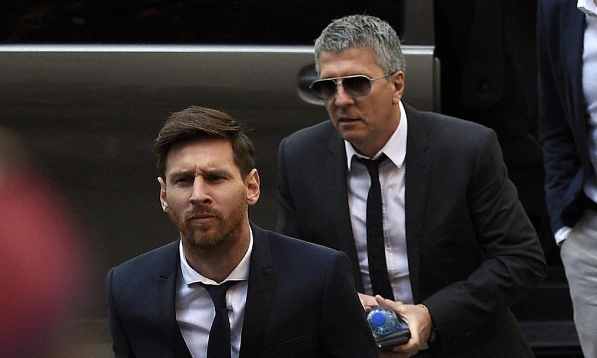La superestrella del fútbol Lionel Messi (izquierda) y su padre, Jorge Messi, llegaron al tribunal en Barcelona, ​​España, el 2 de junio de 2016. Foto: AFP