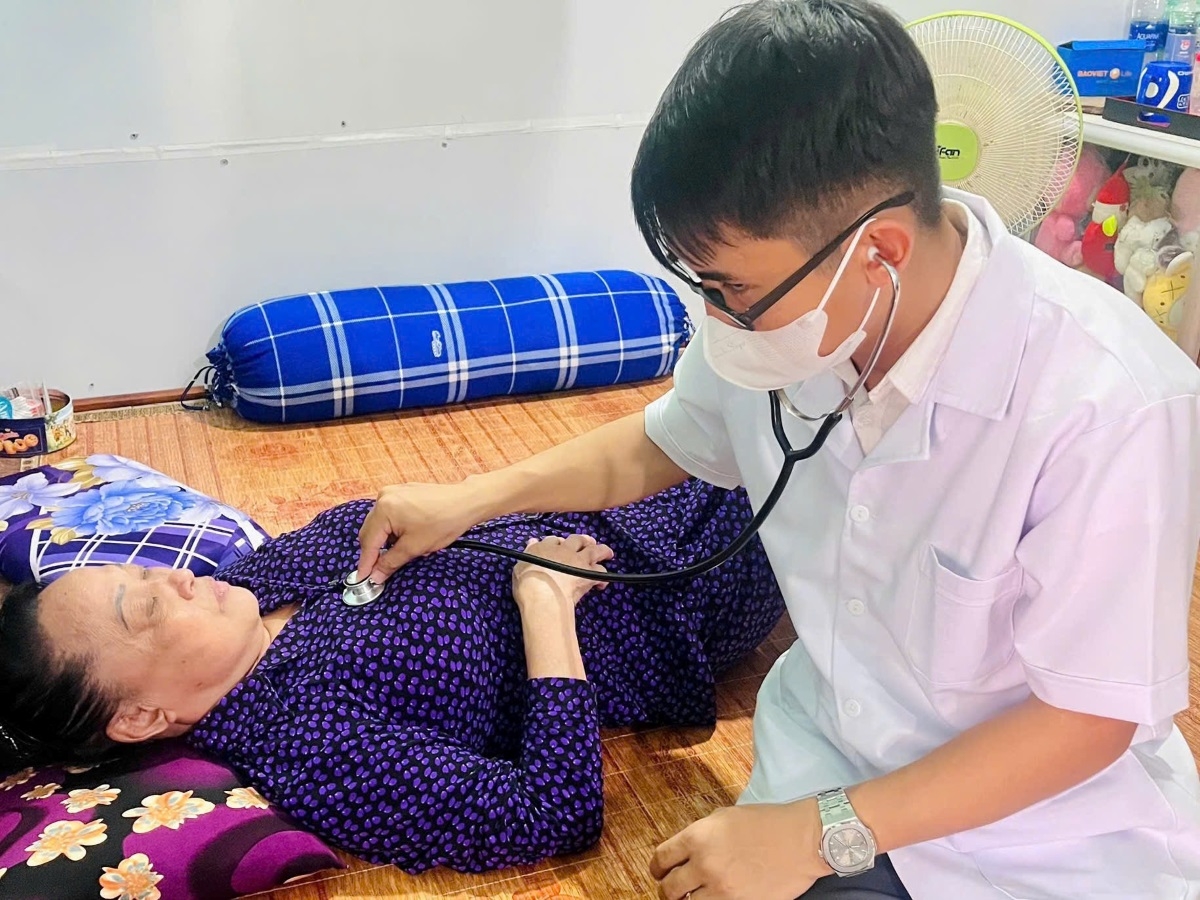 Nhân dịp này, nhiều địa phương tổ chức khám bệnh, cấp thuốc miễn phí cho các nạn nhân nhiễm chất độc da cam/dioxin có hoàn cảnh khó khăn. Đây là hoạt động mang ý nghĩa nhân văn sâu sắc, góp phần chăm lo sức khỏe, động viên tinh thần các nạn nhân chất độc da cam, giúp họ vơi bớt khó khăn, từng bước hòa nhập cộng đồng. Ảnh: datmoi.camau.gov.vn