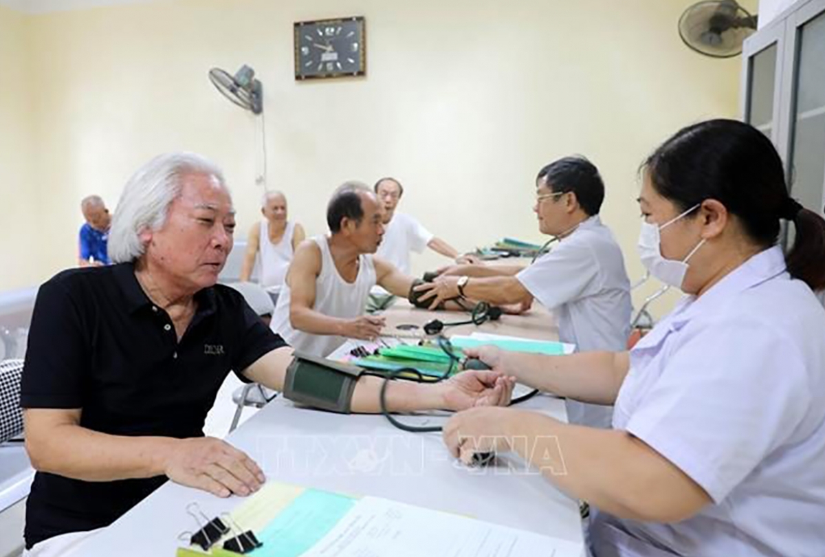 Nạn nhân dân cam được khám sức khỏe, thực hiện quy trình tẩy độc tại Trung tâm tẩy độc da cam (Hội nạn nhân chất độc da cam/dioxin tỉnh Hưng Yên). Ảnh: Thế Duyệt/TTXVN