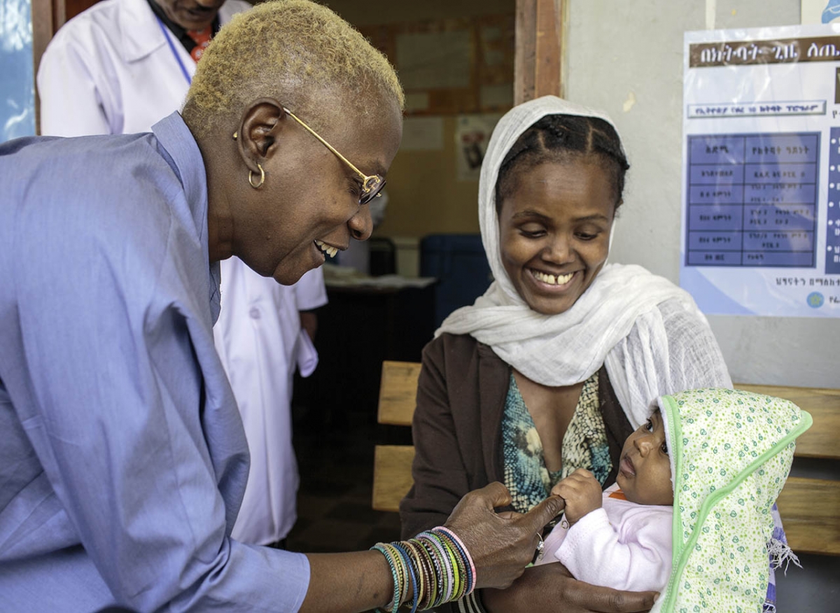 UNICEF Goodwill Ambassador and Grammy winning singer/songwriter Angélique Kidjo gets acquainted with a 3-month-old baby girl and her mother at Kazanchis Health Center in Addis Ababa, Ethiopia, on November 11, 2013. (Photo: UNICEF Ethiopia/CC BY-NC-ND 2.0 via Flickr)