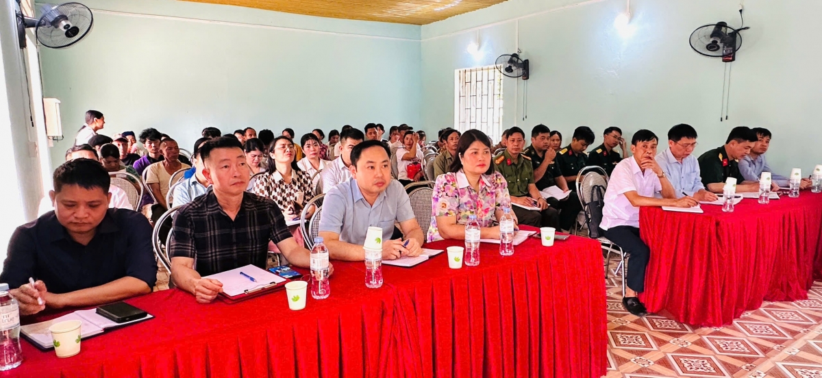 Lãnh đạo xã Thanh Thủy lắng nghe nguyện vọng của người dân xóm Phà Hán, Hạ Sơn, Hán Dương thôn Giang Nam. Nguồn ảnh: xã Thanh Thủy, Tuyên Quang.