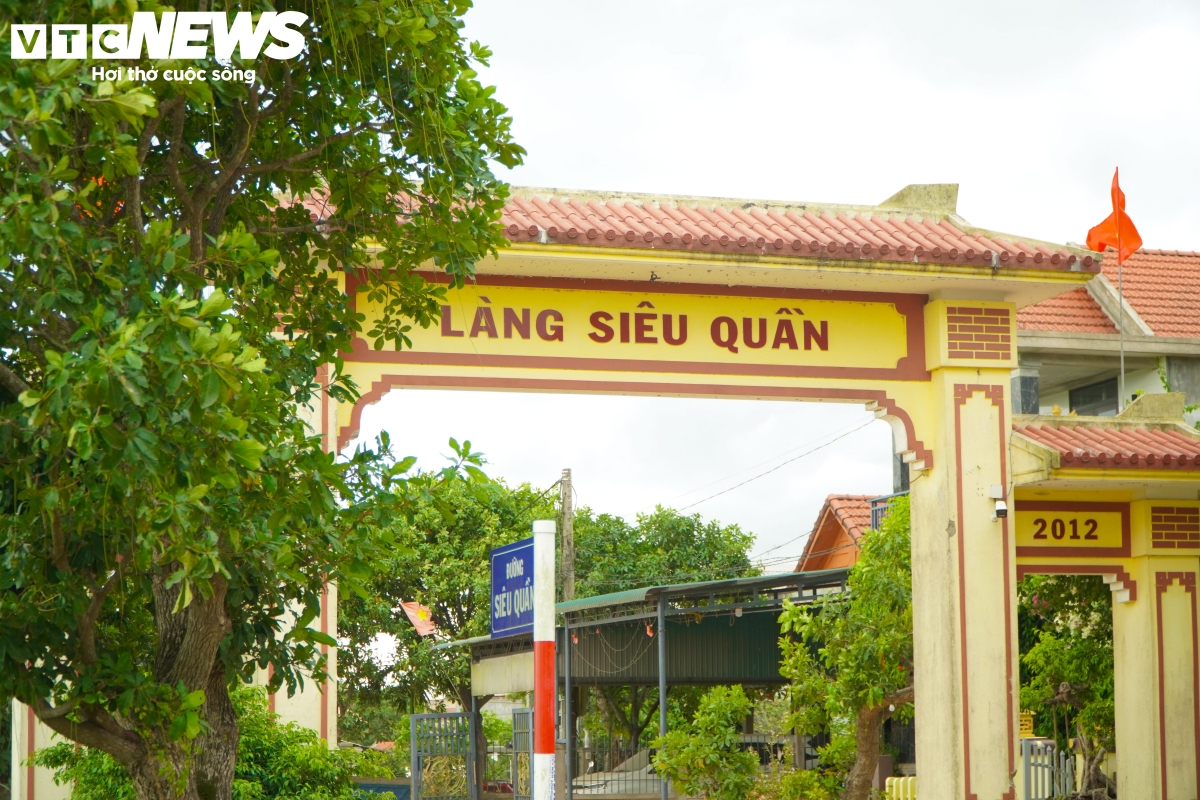 Cách trung tâm TP. Huế khoảng 35 km về phía Bắc, làng Siêu Quần (phường Phong Dinh, TP. Huế) nổi tiếng với khu rừng lộc vừng hơn 500 năm tuổi. Dân làng coi khu rừng như báu vật và kiên quyết bảo vệ, suốt nhiều thế hệ không ai dám chặt dù chỉ là một cành cây.