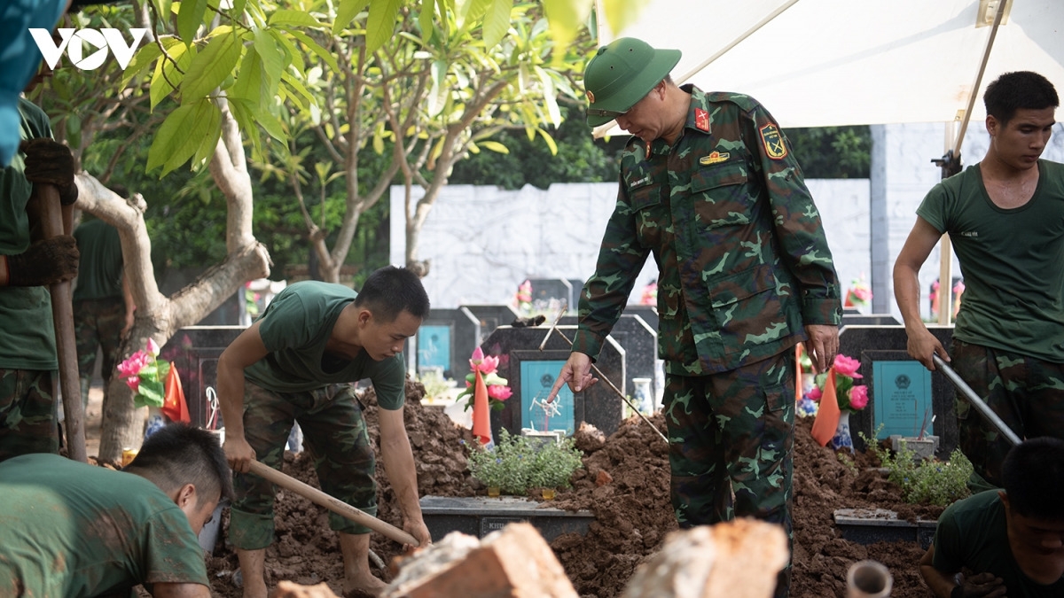 Thượng tá Trần Minh Tú, Phó Chủ nhiệm Chính trị Sư đoàn Bộ binh 301, Bộ Tư lệnh Thủ đô Hà Nội cho biết, quá trình khai quật gặp nhiều khó khăn do cán bộ, chiến sĩ chưa có nhiều kinh nghiệm và thời tiết nắng nóng ảnh hưởng đến sức khỏe. Tại Nghĩa trang Ngọc Hồi và Mai Dịch, nhiều phần mộ nằm sâu 2,5-3m, lại được xây dựng kiên cố, khiến việc tiếp cận và khai quật mất nhiều thời gian. Lực lượng phải sử dụng cẩu để đưa nguyên phần vỏ mộ nặng khoảng 6-7 tạ lên, sau đó hoàn trả về vị trí cũ nhằm bảo đảm nguyên trạng và tiết kiệm chi phí cho ngân sách.