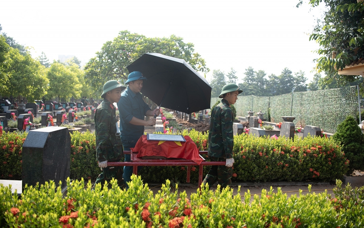 “Đối với cán bộ, chiến sĩ lực lượng vũ trang Thủ đô, đặc biệt là Sư đoàn Bộ binh 301 và Tiểu đoàn Công binh 544, đây không chỉ là nhiệm vụ được giao mà còn là trách nhiệm, nghĩa tình và sự tri ân đối với các anh hùng liệt sĩ. Chúng tôi luôn xác định cuộc sống bình yên hôm nay có được từ sự hy sinh to lớn của các thế hệ cha anh. Vì vậy, mỗi cán bộ, chiến sĩ đều nỗ lực với tinh thần trách nhiệm cao nhất, quyết tâm hoàn thành tốt nhiệm vụ Thành phố và Quân đội giao”, Thượng tá Trần Minh Tú chia sẻ.