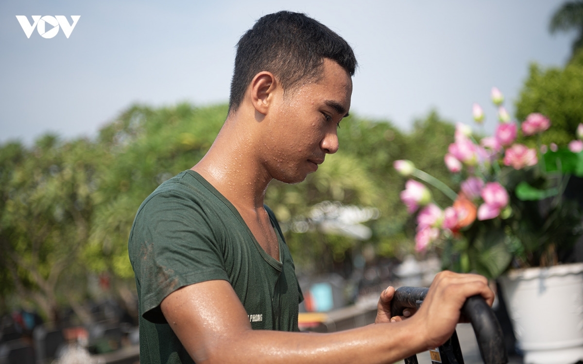 Tiến độ công việc đang được đẩy nhanh, với mục tiêu hoàn thành trước ngày 10/10. Để bảo đảm kế hoạch, các cán bộ, chiến sĩ duy trì cường độ làm việc cao, chia thành hai ca: buổi sáng từ 6h-11h30 và buổi chiều từ 14h-18h30. Trung bình mỗi ngày, toàn đội phấn đấu hoàn thành từ 20 phần mộ trở lên.