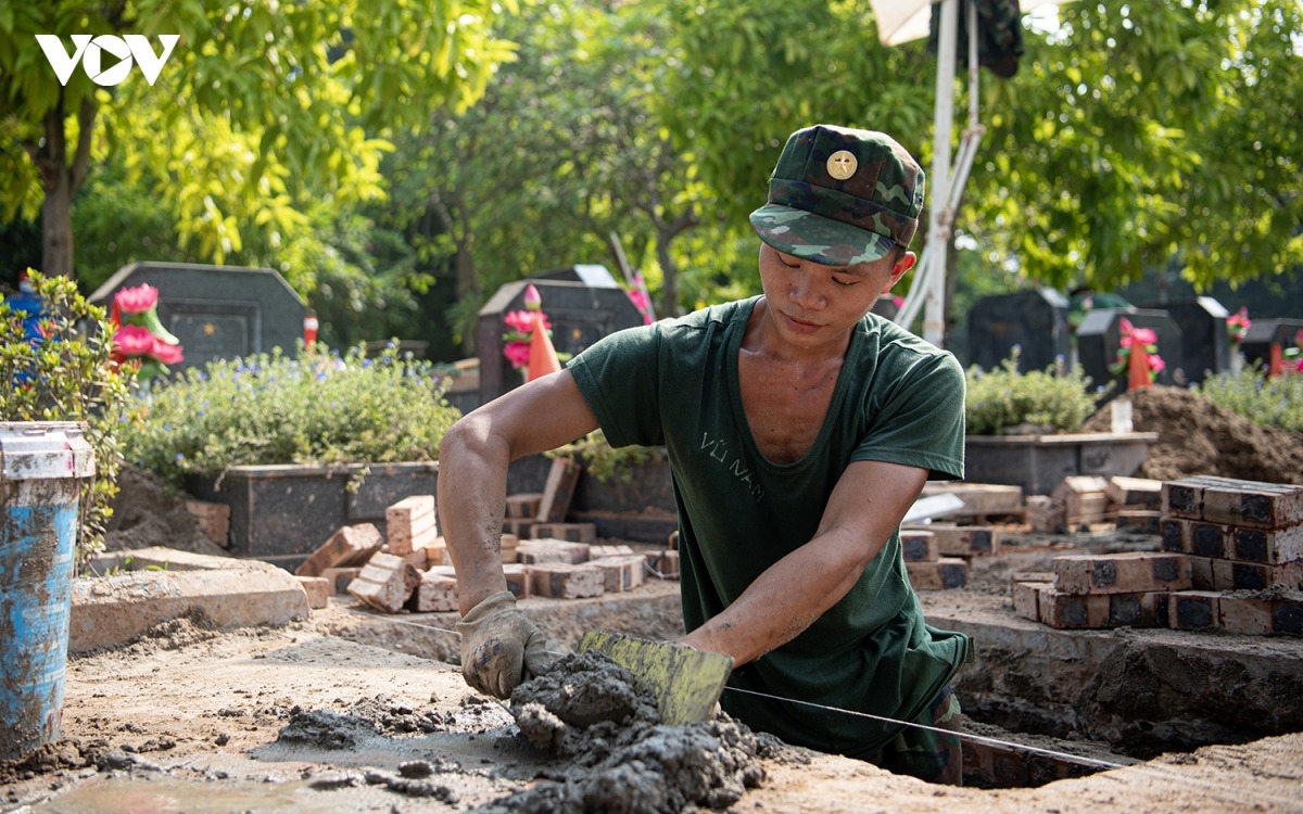 Sau khi hoàn tất việc xây dựng, hoàn thiện phần mộ, các chiến sĩ sẽ đưa hài cốt liệt sĩ trở lại vị trí ban đầu, bảo đảm nguyên trạng phần mộ và thuận lợi cho công tác xác định danh tính sau khi có kết quả giám định ADN.