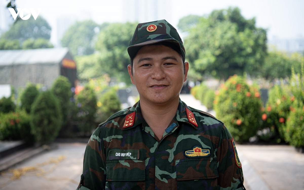 Đại úy Cao Duy Hiệp, Phó Tiểu đoàn trưởng Tiểu đoàn Bộ binh 5, Trung đoàn Bộ binh 692, Sư đoàn Bộ binh 301 (Bộ Tư lệnh Thủ đô Hà Nội), cho biết, ngay từ khi nhận nhiệm vụ, anh xác định đây vừa là niềm vinh dự, vừa là trách nhiệm lớn. Công việc mang ý nghĩa tri ân sâu sắc của thế hệ hôm nay đối với các anh hùng liệt sĩ và những người đã hy sinh vì Tổ quốc. Vì vậy, cán bộ, chiến sĩ trong đơn vị luôn động viên, hỗ trợ nhau, nêu cao tinh thần trách nhiệm, quyết tâm hoàn thành tốt nhiệm vụ, phấn đấu vượt tiến độ và các chỉ tiêu được giao, xứng đáng với sự tin tưởng của cấp trên.
