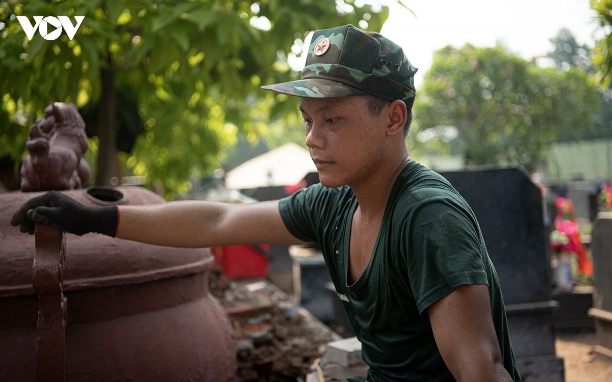 Dưới cái nắng gay gắt của mùa hè, những người lính trẻ vẫn miệt mài với công việc, nỗ lực hoàn thành từng phần việc được giao. Những giọt mồ hôi giữa nghĩa trang cũng chính là sự thể hiện trách nhiệm, lòng biết ơn và tình cảm tri ân của thế hệ hôm nay đối với những anh hùng liệt sĩ đã hy sinh vì Tổ quốc.