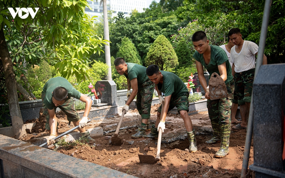 Hà Nội hiện có 233 nghĩa trang còn mộ liệt sĩ chưa xác định được thông tin, trong đó 3 nghĩa trang do thành phố quản lý gồm Mai Dịch, Nhổn và Ngọc Hồi. Nghĩa trang Mai Dịch là nơi có số lượng mộ liệt sĩ chưa xác định được thông tin lớn nhất. Việc khai quật, lấy mẫu hài cốt phục vụ giám định ADN, xác định danh tính cho liệt sĩ tại các nghĩa trang mang ý nghĩa quan trọng trong Chiến dịch 500 ngày đêm tìm kiếm, quy tập hài cốt liệt sĩ, hướng tới kỷ niệm 80 năm Ngày Thương binh - Liệt sĩ (27/7/2027).