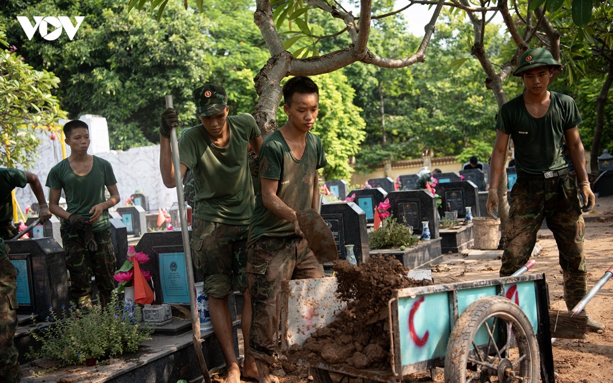 Nhiệm vụ lần này được giao cho cán bộ, chiến sĩ Sư đoàn Bộ binh 301 và Tiểu đoàn Công binh 544, thuộc Bộ Tư lệnh Thủ đô Hà Nội. Với tinh thần trách nhiệm và sự tri ân sâu sắc đối với các anh hùng liệt sĩ, các lực lượng đang khẩn trương triển khai từng phần việc, bảo đảm đúng quy trình, tiến độ và giữ gìn sự tôn nghiêm trong quá trình thực hiện.