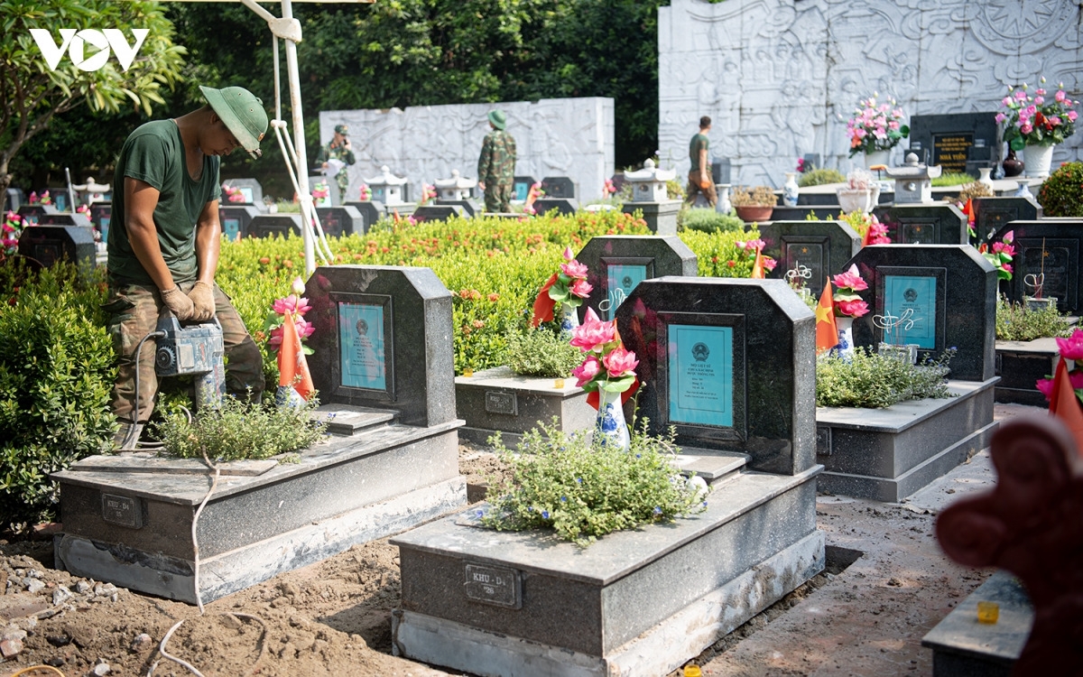 Để tiếp cận các phần mộ liệt sĩ chưa xác định được thông tin, cán bộ, chiến sĩ phải khoan, cắt phần nắp mộ rồi đào sâu khoảng 2,5-2,8m. Các công đoạn được thực hiện hết sức cẩn trọng, tỉ mỉ, bởi chỉ một sơ suất nhỏ cũng có thể khiến tiểu bị vỡ, đất bùn tràn vào, gây khó khăn cho quá trình lấy mẫu hài cốt.