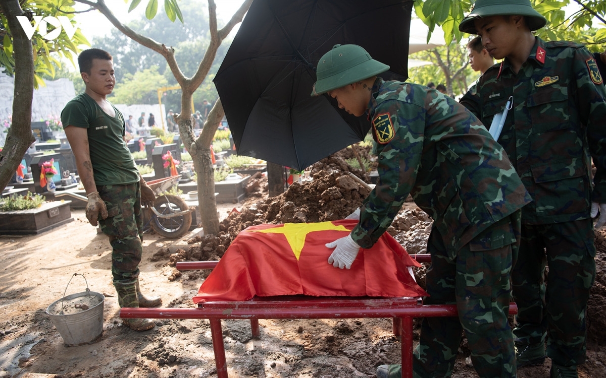 Sau khi tiểu được đưa lên khỏi phần mộ, các chiến sĩ trang trọng phủ cờ rồi cẩn thận chuyển đến khu vực lấy mẫu. Tại Nghĩa trang Mai Dịch, công tác lấy mẫu ADN được bố trí thành 2 tổ, phụ trách các phần mộ theo số thứ tự chẵn và lẻ. Mỗi tổ gồm 5 cán bộ, chiến sĩ, trong đó 2 người trực tiếp lấy mẫu, 3 người đảm nhiệm việc vệ sinh, hỗ trợ và ghi chép thông tin.