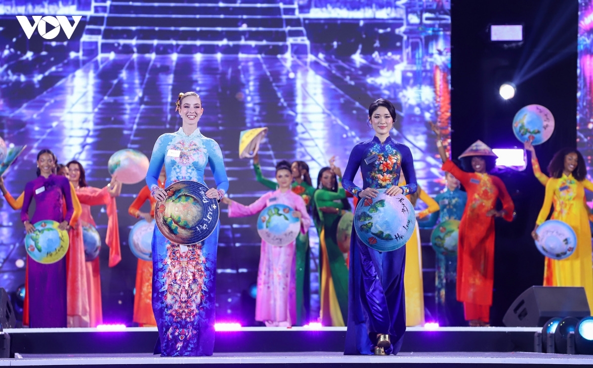 111 thí sinh đến từ các quốc gia, vùng lãnh thổ trên thế giới cùng trình diễn áo dài trong bộ sưu tập “Tinh hoa lụa Việt” của nhà thiết kế Đỗ Trịnh Hoài Nam. Những tà áo truyền thống Việt Nam được người đẹp thế giới trình diễn thể hiện sự hoà nhập của với thế giới với bản sắc riêng, kết nối bằng văn hóa và lan tỏa khát vọng hòa bình.
