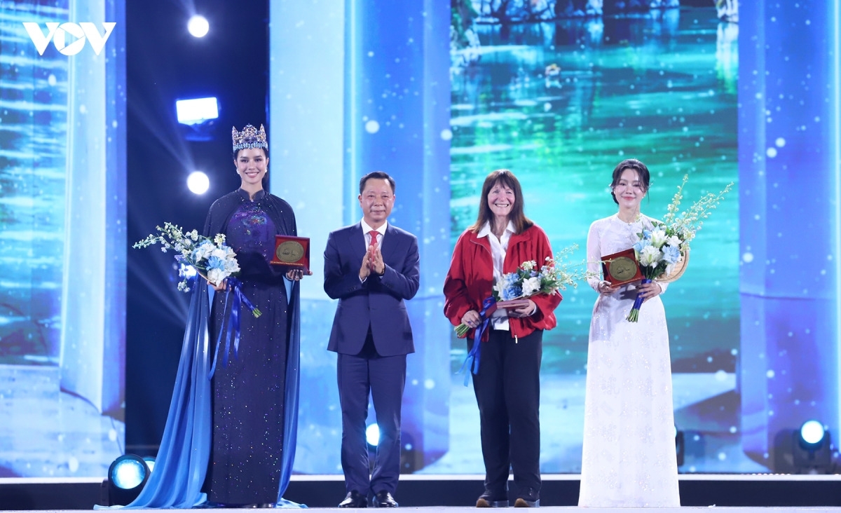 Bà Julia Morley CBE, Chủ tịch kiêm Giám đốc điều hành tổ chức Miss World, Chủ tịch Miss World Vietnam Phạm Kim Dung và đương kim Miss World Opal Suchata Chuangsri nhận hoa và biểu trưng lưu niệm từ lãnh đạo tỉnh Quảng Ninh. Bà Julia Morley CBE cũng trao tặng khánh chương lưu niệm tri ân tới lãnh đạo tỉnh Quảng Ninh.