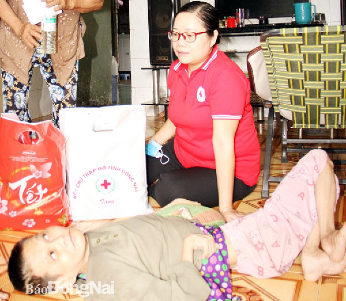 Les victimes de l'agent orange bénéficient d’allocations mensuelles, de la gratuité des soins et de l’assurance maladie, ainsi que de programmes de rééducation, de chirurgie réparatrice et d’accompagnement social. Photo d'illustration: baodongnai.com.vn