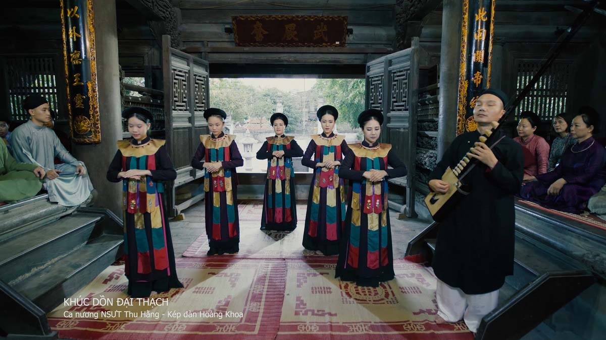 The reenacted Dai Thach singing and dancing performed by Meritorious singer Thu Hang and Meritorious artist of dan day Hoang Khoa (Photo taken from the documentary film)