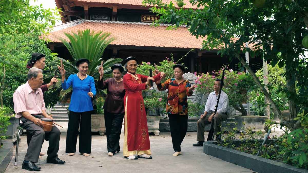 Artist Le Thi Lieu performs in the vertical “shaking” clappers style. (Photo: Still from the documentary film)